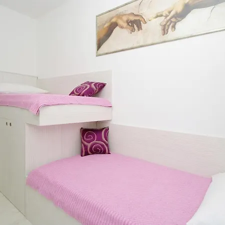 Elza Hotel 4*